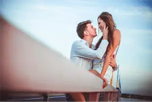 Imagem representativa de casal em encontro casual